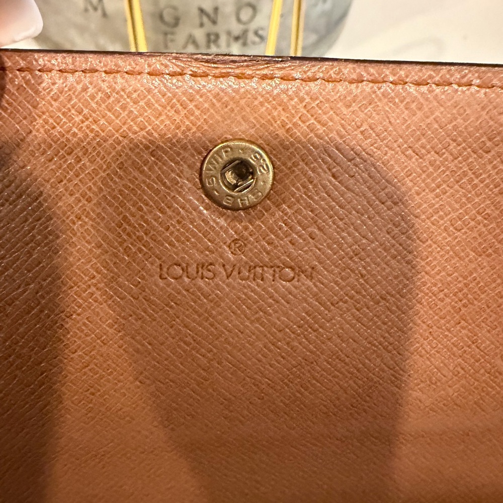 Louis Vuitton Classic Monogram Wallet. - Picture 6 of 13